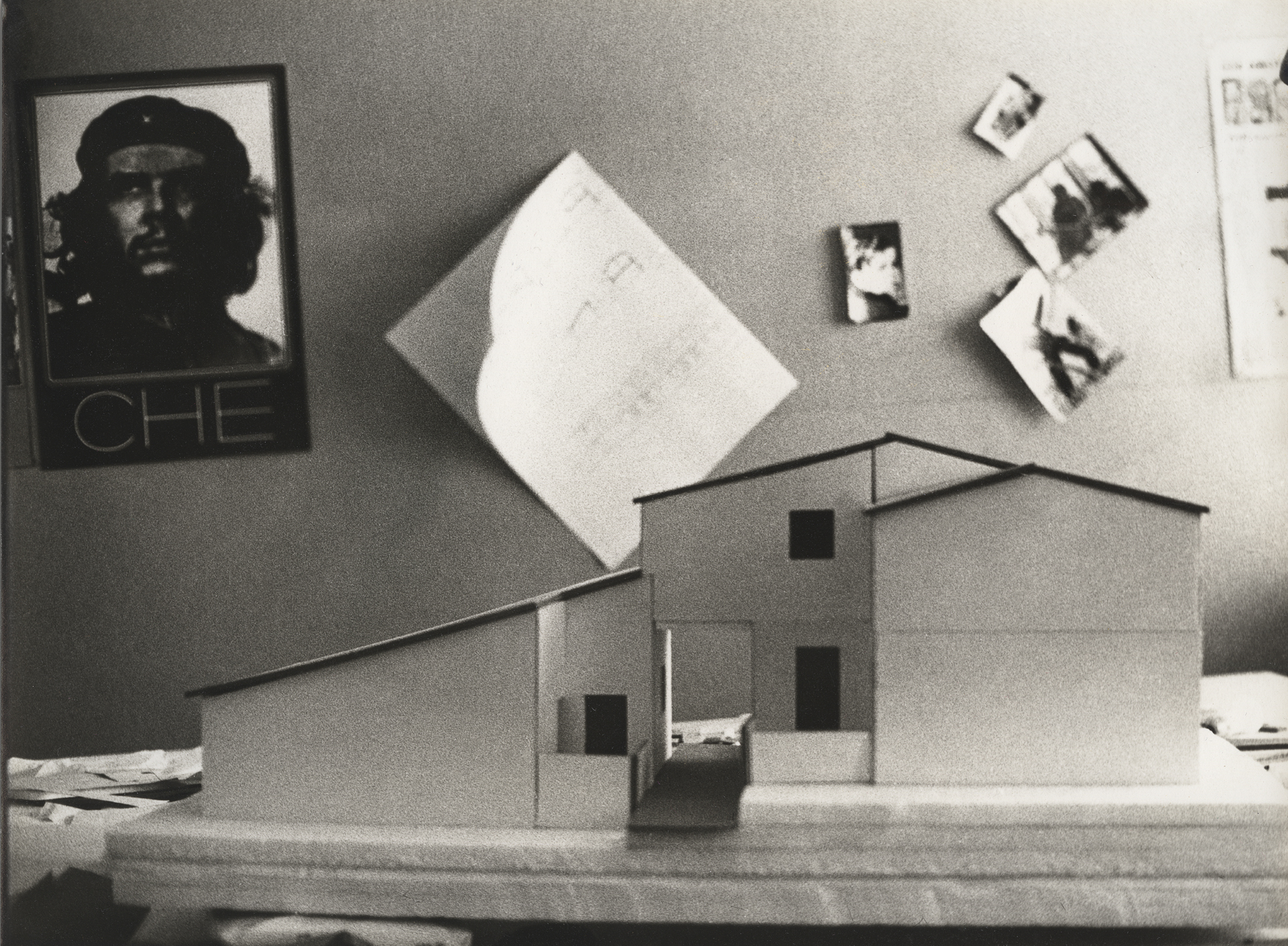 Fotografia da maqueta do Bairro Leal no gabinete da Brigada orientada pelo Arquitecto Sergio Fernandez